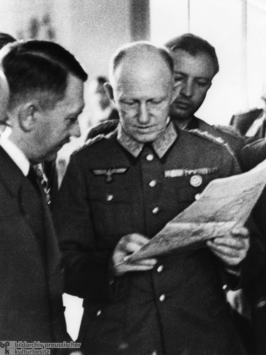 Adolf Hitler mit Alfred Jodl und Hermann Fegelein bei einer Lagebesprechung (1944)